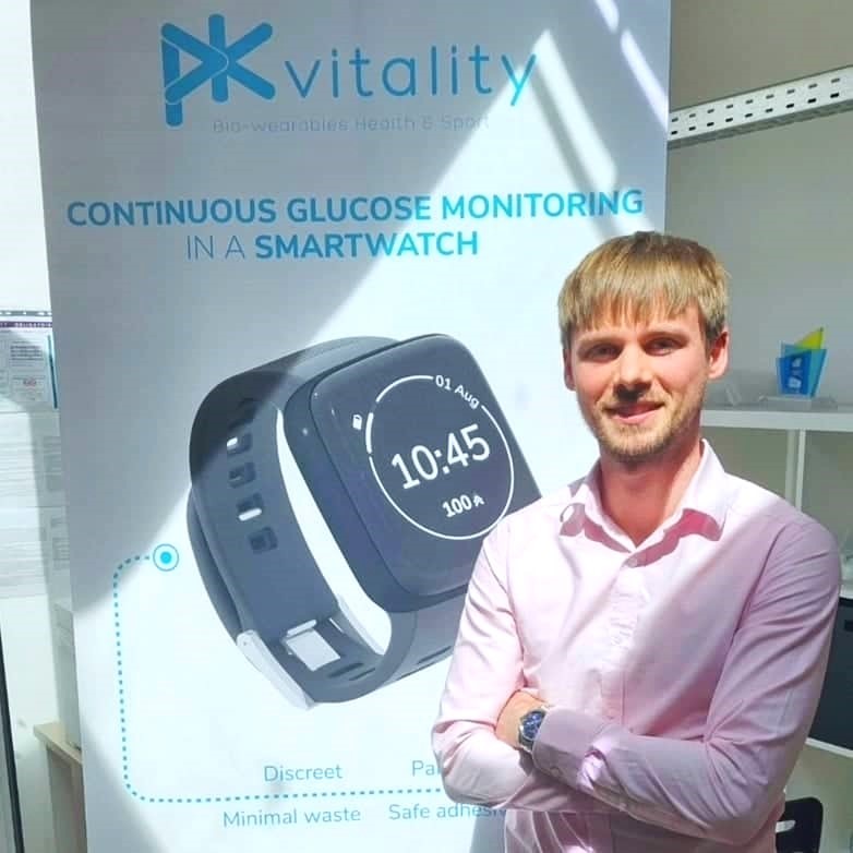 Vivien Perrelle in front of the PKvitality stand: Continuous Glucose Monitoring in a Smartwatch